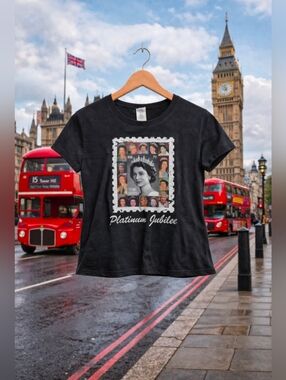 👑 Queen Elizabeth | Women's Large | Short Sleeve Tee